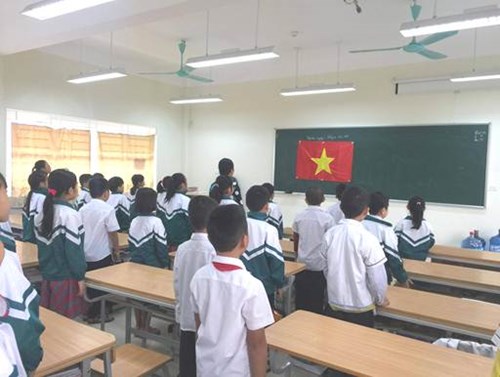 Trường tiểu học Đức Giang sinh hoạt dưới cờ tuần 10